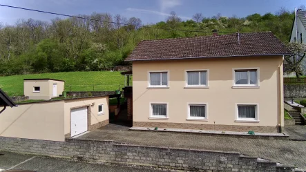 Außenansicht - Haus kaufen in Bitburg - Vielseitig nutzbares Haus in top Zustand und herrlichem Landschaftsblick in erhöhter Lage