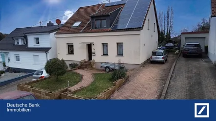 Hausfront - Haus kaufen in Saarbrücken - Gemütliche Doppelhaushälfte in Klarenthal