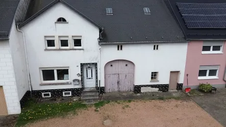 Hausfront - Haus kaufen in Gusenburg - Charmantes Wohnen mit vielseitigen Nutzungsmöglichkeiten 