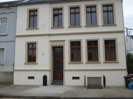 Außenansicht - Haus kaufen in Oberbillig - Charmanter Altbau mit viel Potenzial und Ausblick auf die Mosel! Provisionsfrei für den Käufer.