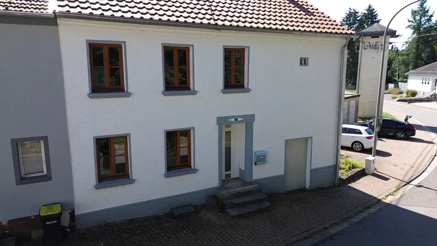 Hausfront - Haus kaufen in Weiskirchen - Bezugsfertiges Einfamilienhaus mit Garten und Erweiterungsmöglichkeiten