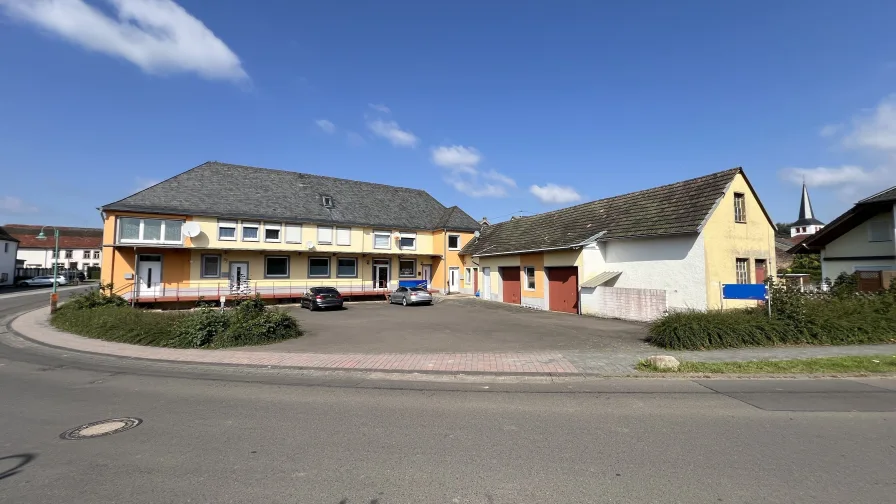 Straßenansicht - Haus kaufen in Großlittgen - Voll vermietetes Mehrfamilienhaus mit Gewerbeeinheit 