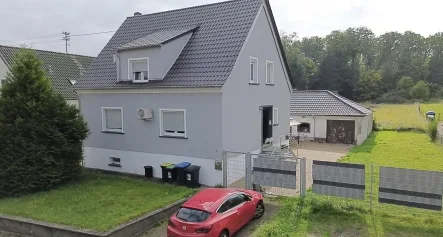 Hausfront - Haus kaufen in Riegelsberg - Modernisiertes Zweifamilienhaus mit großem Grundstück und gehobener Ausstattung