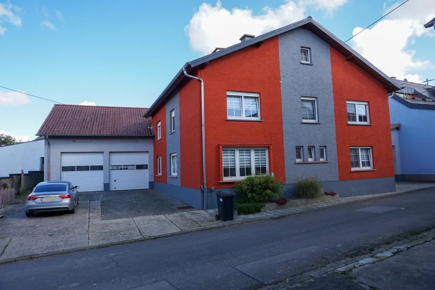 Außenansicht  - Haus kaufen in Ernzen - Mehrgenerationenhaus mit großzügigem Grundstück und Stallung