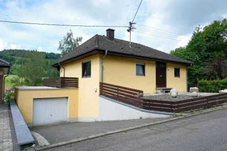 Außenansicht2 - Haus kaufen in Prümzurlay - Charmanter Bungalow mit herrlicher Aussicht - Nähe Lux.