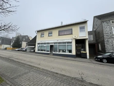 Hausfront - Zinshaus/Renditeobjekt kaufen in Büchenbeuren - Attraktive Kapitalanlage nahe Flughafen Hahn – Modernisiertes Mehrfamilienhaus mit Ausbaupotenzial