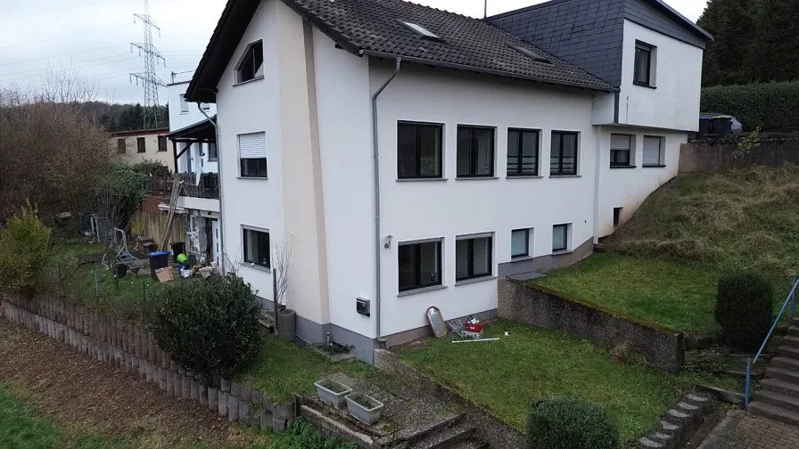 Hausfront - Haus kaufen in Illingen - Geräumiges Wohnen auf drei Etagen – Modernisiertes Einfamilienhaus in ruhiger Lage