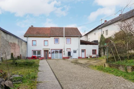 Straßenansicht - Haus kaufen in Röhl - Charmantes Einfamilienhaus mit modernem Komfort und vielseitigem Nebengebäude