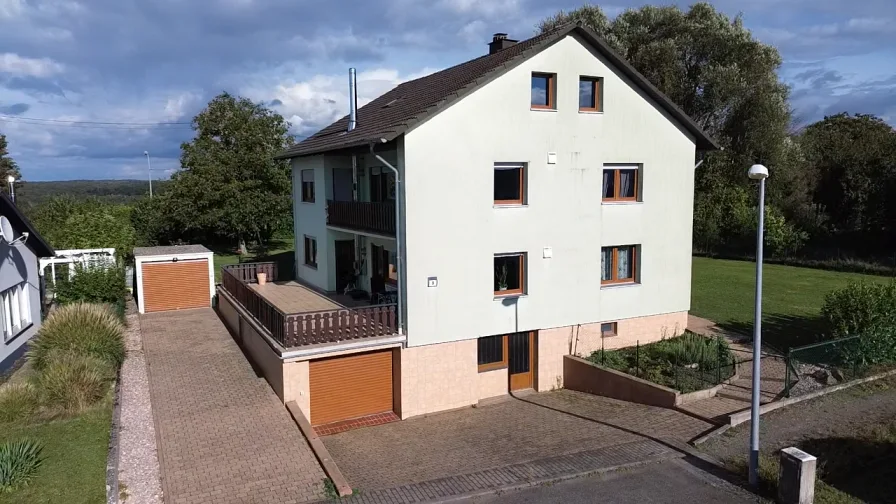 Hausfront - Haus kaufen in Bottenbach - Charmantes Zweifamilienhaus in Bottenbach - Umfassend modernisiertes Zuhause mit großem Grundstück