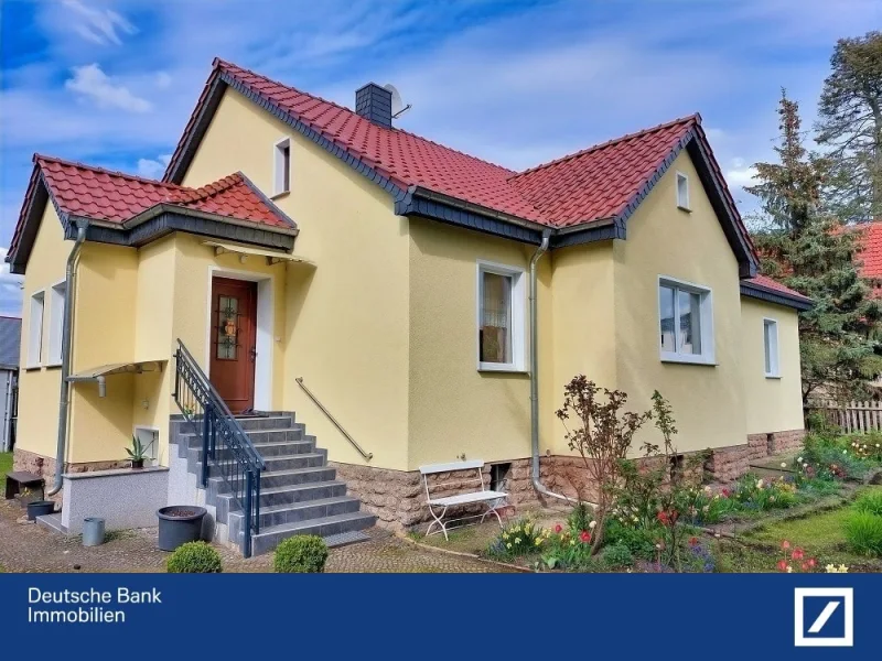 Vorderansicht - Haus kaufen in Erkner - Zweifamilienhaus mit zwei vermieteten Wohnungen zu verkaufen. 