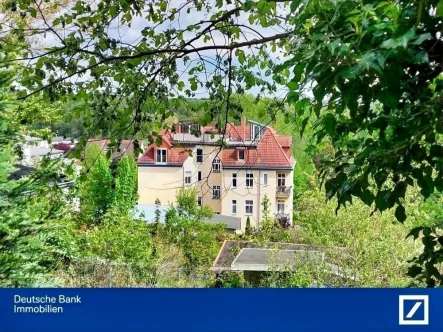 Blick aus dem Garten - Wohnung kaufen in Frankfurt - Dachgeschoßwohnung mit eigenem Garten sucht sportliche Bewohner