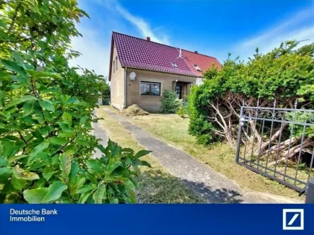 Blick von der Straße - Haus kaufen in Rietz-Neuendorf - Charmante Doppelhaushälfte mit Potenzial in idyllischer Lage