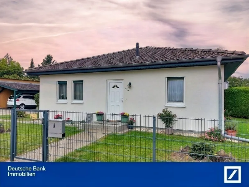 Hausansicht - Haus kaufen in Grünheide - Ein charmantes Einfamilienhaus im Bungalow-Stil in Hangelsberg sucht Sie