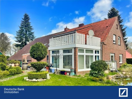 Komplettansicht - Haus kaufen in Aurich - Resthof mit drei Wohneinheiten und großem Grundstück