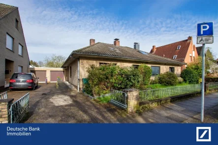 Frontansicht - Haus kaufen in Bremen - Geräumige und ebenerdige Doppelhaushälfte in Bremen/Obervieland