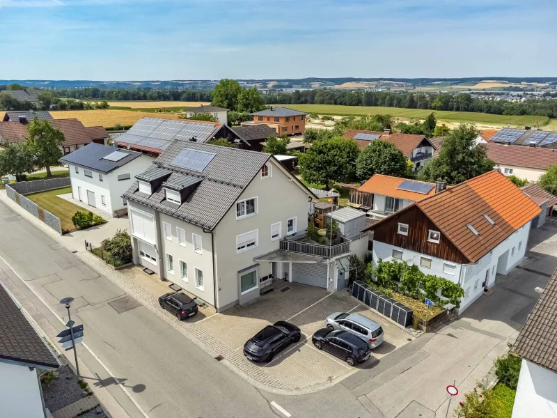 Luftaufnahme Haus + Parkplätze - Haus kaufen in Dingolfing - Neuwertiges & vollvermietetes MFH nahe BMW - Perfekt für Wohnen, Arbeiten & Gewerbe - Top Rendite!