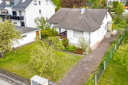 - Haus kaufen in Karlsfeld - Charmanter Bungalow mit ca. 152 qm Wohnfläche auf sonnigem 650 qm Grundstück – zur Verwirklichung!