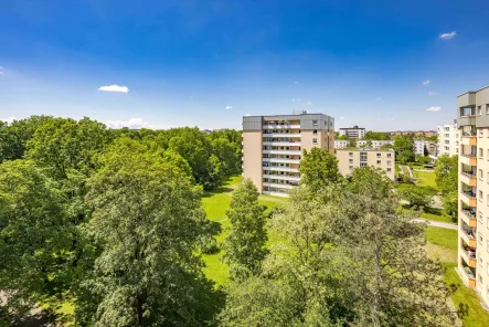 Innenhof, direkte Umgebung - Wohnung kaufen in München - Charmante 3-Zimmer-Wohnung mit Sonnenbalkon im Grünen der Blumenau