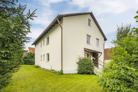 Außenansicht - Haus kaufen in Hilgertshausen-Tandern - Zweifamilienhaus mit großem Garten in ruhiger Lage von Hilgertshausen.