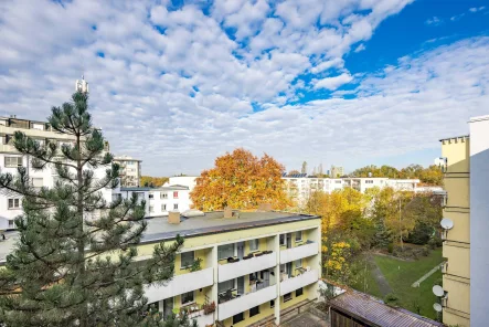 Balkonausblick Westen - Wohnung kaufen in München - Charmante Kapitalanlage am Westpark – Langfristig vermietete 3-Zimmer-Wohnung mit Potenzial