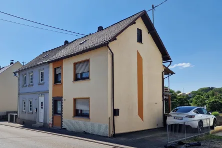 Seitenansicht  - Haus kaufen in Holzappel - Geheimtipp! Ein Haus zum Wohlfühlen in zentraler Lage, mit Garten und Garage!