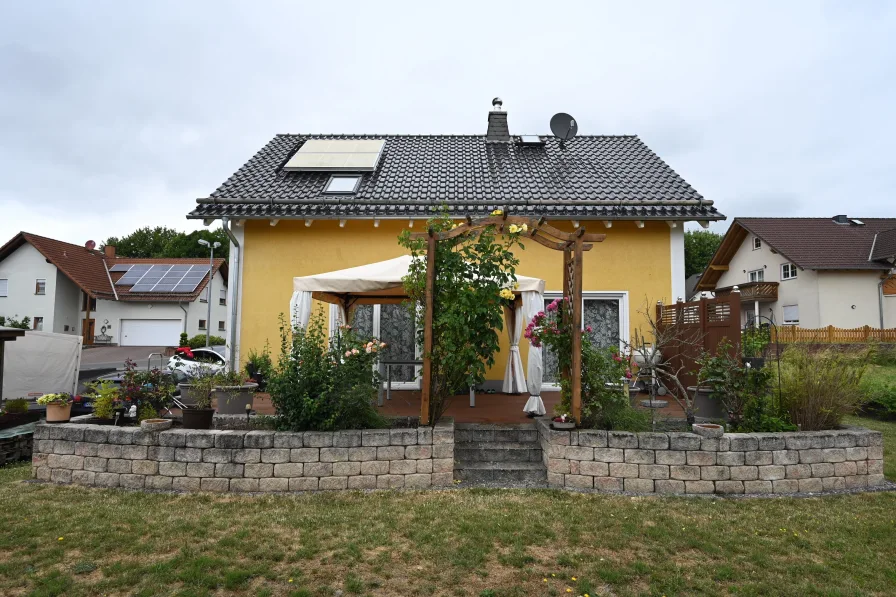 Rückansicht - Haus kaufen in Weroth - Ihr neues und gemütliches Familiennest mit Luftwärmepumpe!