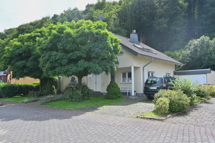 Frontansicht - Haus kaufen in Andernach - Willkommen im Grünen mit Stadtanbindung: Ihr neues Zuhause in Andernach Namedy!