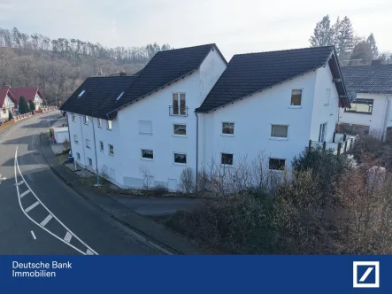 Frontansicht - Haus kaufen in Döttesfeld - Renditeobjekt! 3 Wohneinheiten mit 2 Garagen und 4 KFZ-Stellplätzen!