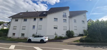 Straßenansicht - Wohnung kaufen in Döttesfeld - Charmante Eigentumswohnung mit Garage und Außenstellplatz im idyllischen Westerwald