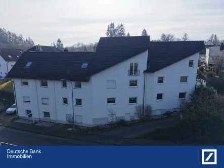 Ansicht Gesamtobjekt - Wohnung kaufen in Döttesfeld - Charmante Eigentumswohnung im Stil eines Reihenhauses im idyllischen Westerwald