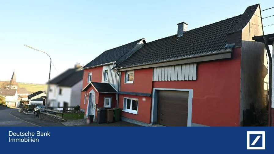 Frontansicht - Haus kaufen in Höchstenbach - Gemütliches Eigenheim mit  Garage und Garten in naturnaher Randlage!