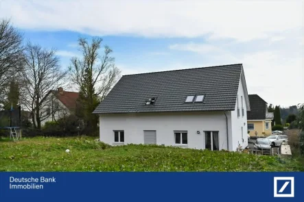 Rückansicht - Haus kaufen in Großseifen - Junges Einfamilienhaus mit Einliegerwohnung und viel Raum für individuelle Gestaltung!