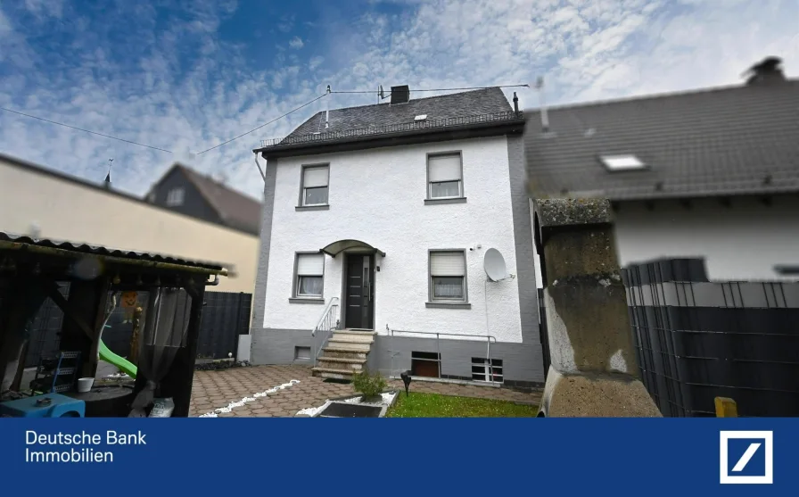 Rückansicht - Haus kaufen in Montabaur - Gemütliches Einfamilienhaus mit viel Potential!