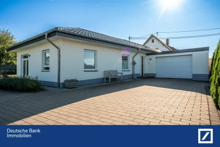 Außenbild Vorderseite  - Haus kaufen in Urbach - Attraktiver Winkelbungalow mit raffiniertem Grundriss!