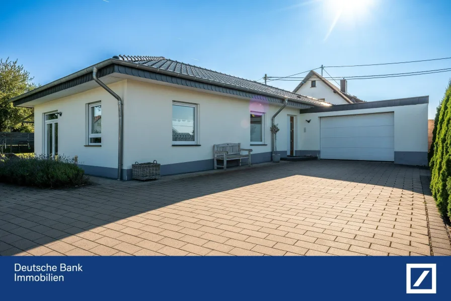 Außenbild Vorderseite  - Haus kaufen in Urbach - Attraktiver Winkelbungalow mit raffiniertem Grundriss!