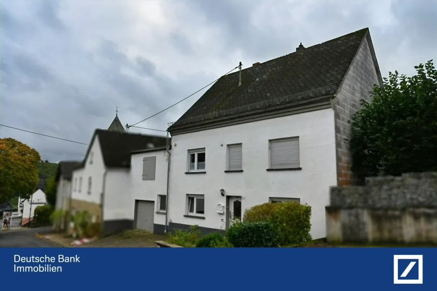 Frontansicht - Haus kaufen in Uersfeld - Charmantes Einfamilienhaus mit viel Potenzial in familienfreundlicher Lage!