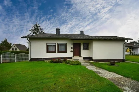 Frontansicht - Haus kaufen in Siershahn - Ihr neues Zuhause mit ebenerdigem Garten und Garage!