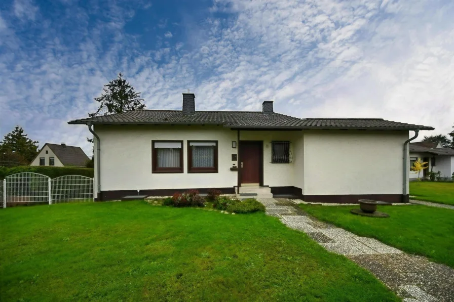 Frontansicht - Haus kaufen in Siershahn - Ihr neues Zuhause mit ebenerdigem Garten und Garage!