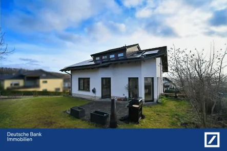 Rückansicht - Haus kaufen in Nickenich - Stilvolles Einfamilienhaus mit traumhaftem Eifelblick und moderner Ausstattung!