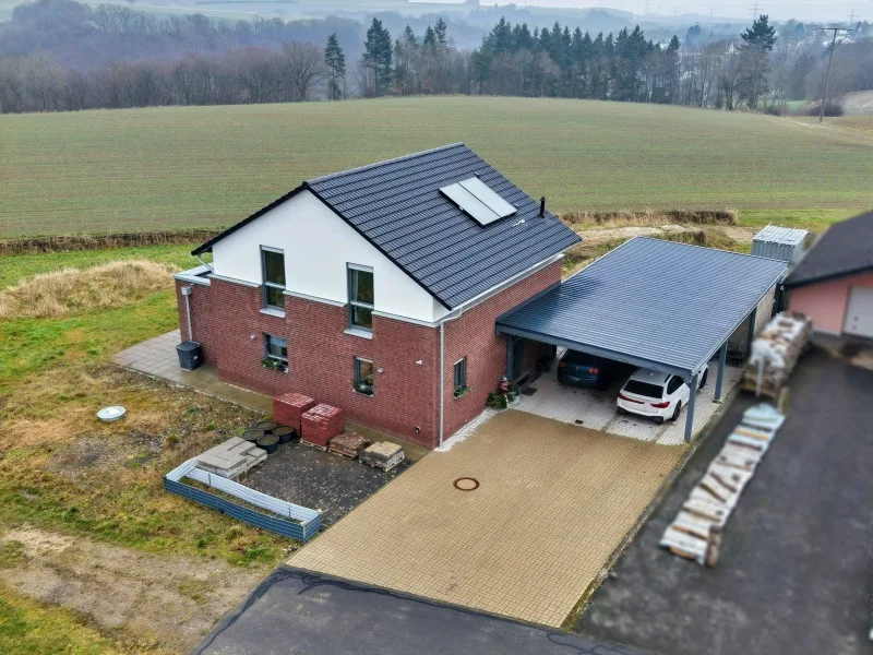 Giebelseite und Carport