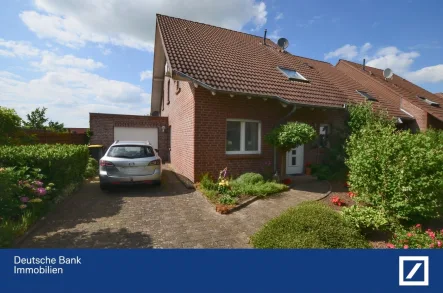 Strassenansicht - Haus kaufen in Kleve - Angebot des Monats - Großzügiges und modernes Reihenendhaus mit schönem Garten in Kleve-Donsbrüggen 