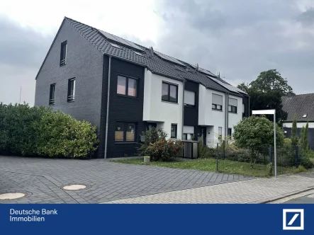 Straßenansicht - Haus kaufen in Duisburg - modern, junges Haus mit Doppelgarage im beliebten Baerl