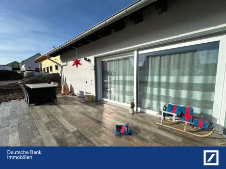 Terrasse - Haus kaufen in Bräunlingen - #reserviert# Moderner Bungalow, Finanzierungsübernahme möglich zu 1,7%, eine mtl. Rate von 1.220€