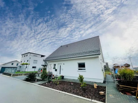Außenansicht - Haus kaufen in Dornhan - EFH mit großem Grundstück! Finanzierungsübernahme möglich unter 2%, eine mtl. Rate von 1350 €