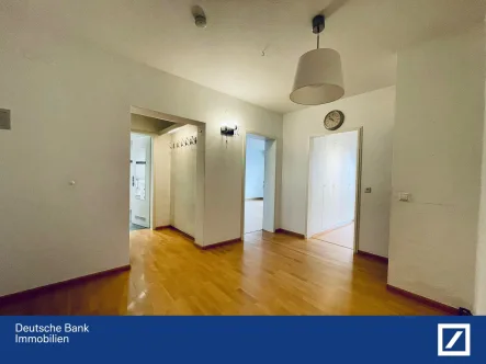 Flur - Wohnung kaufen in Freiburg -  Moderne 4-Zimmer-Wohnung mit Panoramablick und exzellenter Anbindung