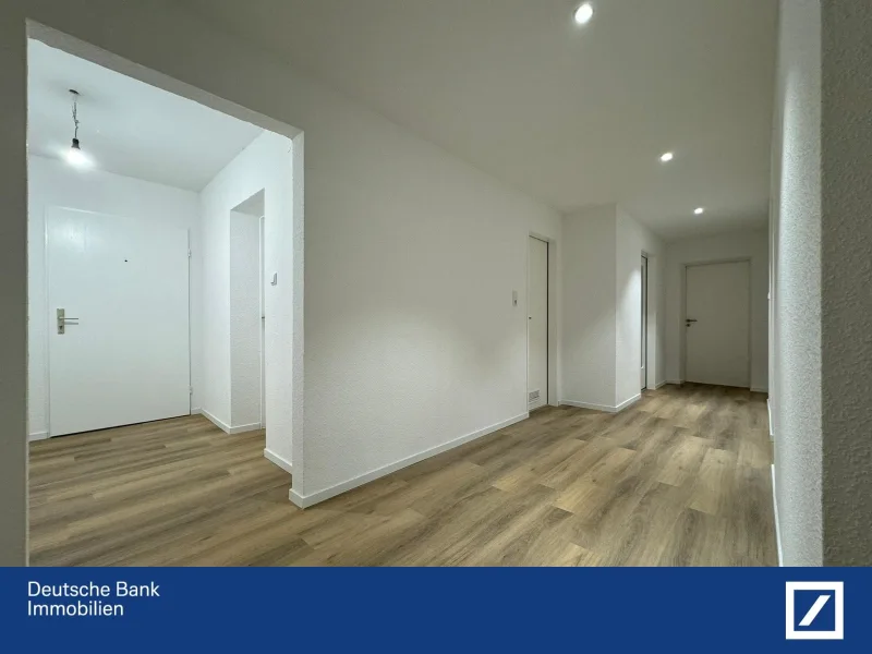 Flur - Wohnung kaufen in Lahr - Modernisierte 4 Zimmerwohnung in Bahnhofsnähe !