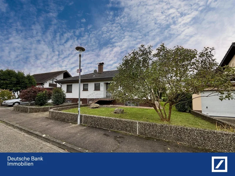 Haus-Straßenansicht - Haus kaufen in Kehl - Charmanter Bungalow ( EFH ) mit großem Garten und Pool direkt am Wasserschutzgebiet 