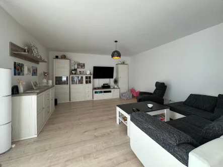 Wohnzimmer - Haus kaufen in Bräunlingen - Moderner Bungalow, Finanzierungsübernahme möglich zu 1,7%, eine mtl. Rate von 1.220€