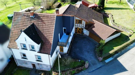 Blick auf das Gebäude - Haus kaufen in Wahnwegen - Einzigartiges Zweifamilienhaus mit Charme und Raum für Träume in Wahnwegen