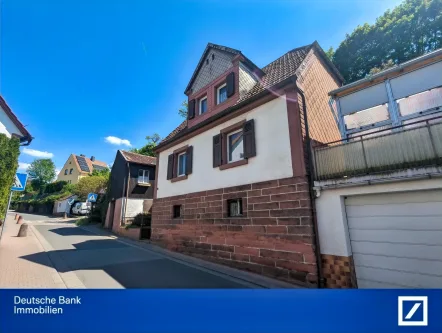 Front - Haus kaufen in Hochspeyer - Sanierungsbedürftiges Einfamilienhaus mit Potenzial und herrlichem Ausblick in Hochspeyer